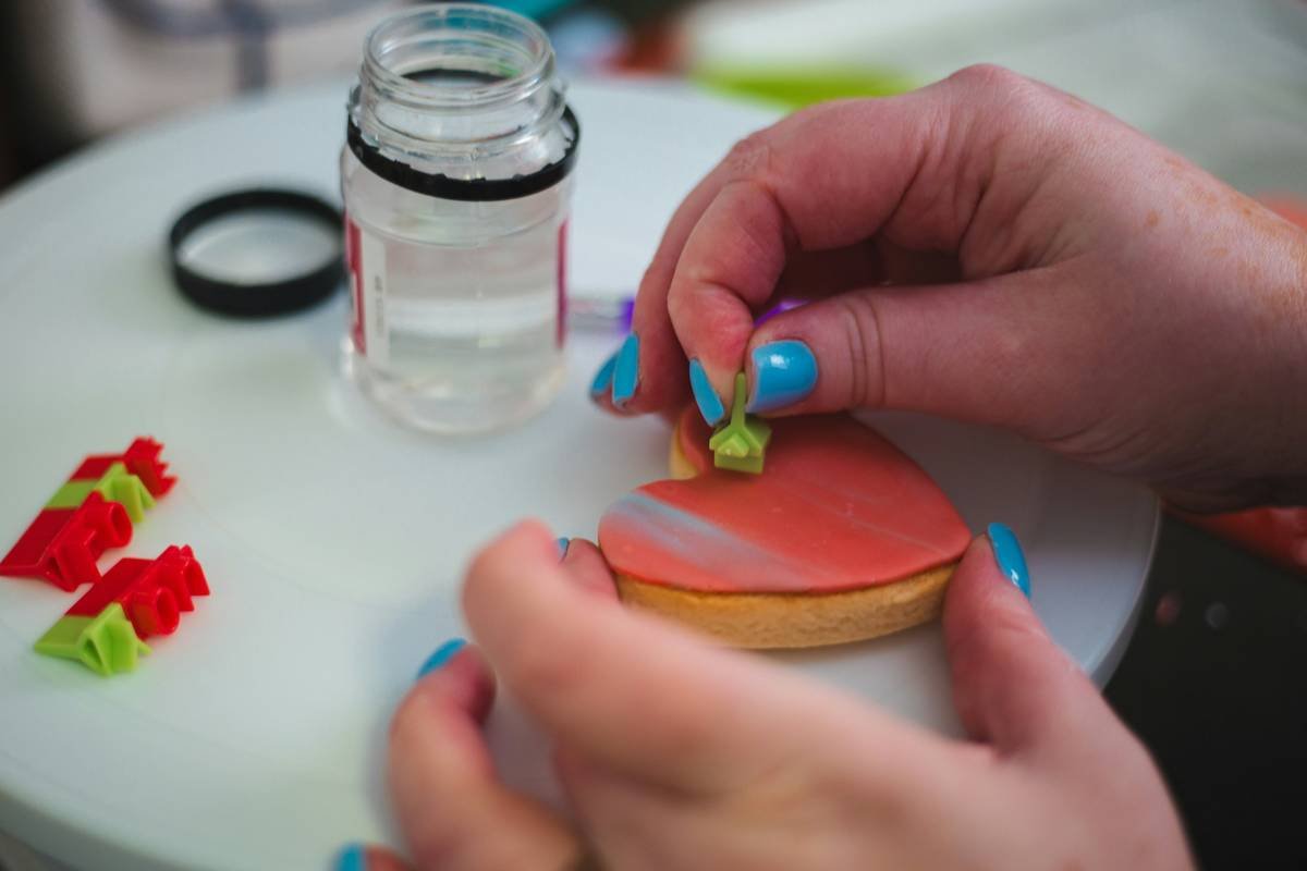 Why Your Cakes Look “Meh” (and How Airbrush Food Coloring Fixes It Instantly)